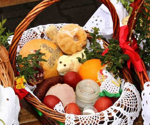 Koszyk wielkanocny z potrawami do święcenia